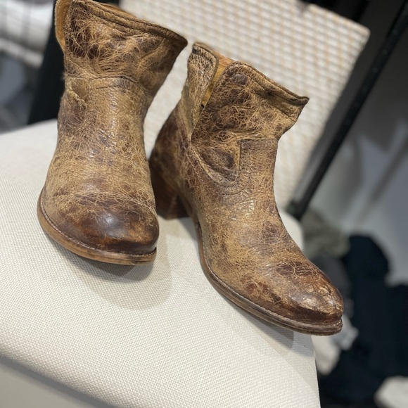 Distressed Brown Leather Ankle Boots – Western Style, Vintage Look - Picture 4 of 9